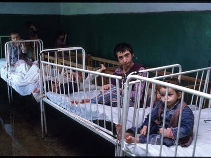 Los niños eran abandonados por sus padres y apenas atendidos en los orfanatos rumanos. Imagen tomada en mayo de 1990.