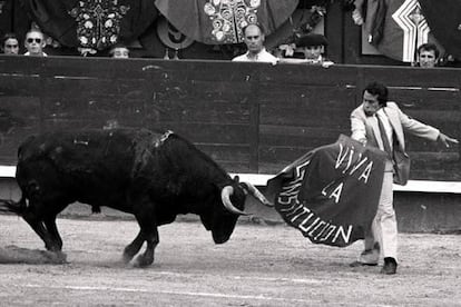 Antonio Olmos con su muleta proconstitucional en la corrida de la Beneficiencia de 1981.