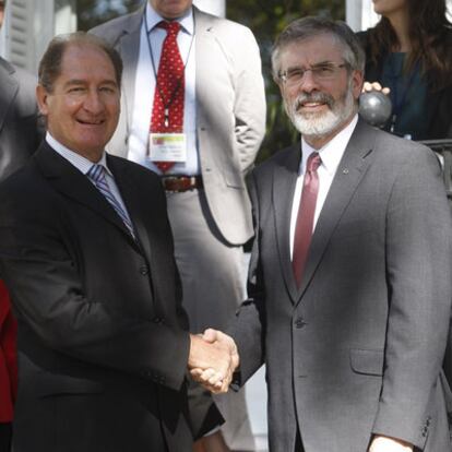 Brian Currin (izquierda) y Gerry Adams, en la Conferencia Internacional por la Paz del lunes.