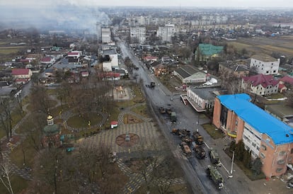 Vehículos militares rusos destruidos en una calle de la localidad de Borodianka, este jueves. El ministro irlandés de Finanzas y presidente del Eurogrupo, Paschal Donohoe, aseguró que la Unión Europea prepara un nuevo paquete de sanciones contra Rusia, aunque el "foco" está aún en "aplicar" las medidas de presión adoptadas hasta la fecha.