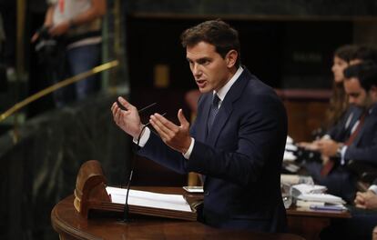 Albert Rivera, responde durante su turno de réplica a Pedro Sánchez, candidato a la investidura.