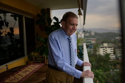 González Urrutia, en el balcón de su residencia en Caracas.