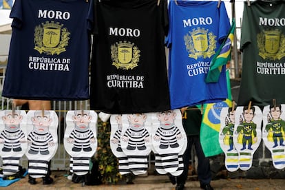 Camisetas de apoio a Sergio Moro e pixulecos de Lula e do "Super Moro" à venda em Curitiba.