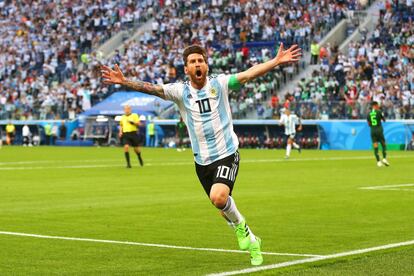 Lionel Messi celebra el gol inaugural del partido.