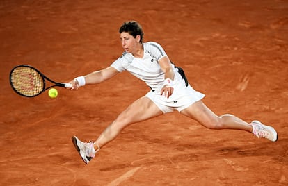 Carla Suárez, durante el partido contra Stephens en París.