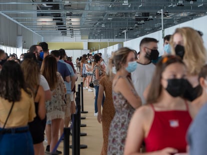 Un grupo de jóvenes acuden al centro Isabel Zendal para recibir la primera dosis de la vacuna de Pfizer el 13 de julio de 2021.