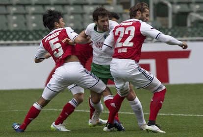 Raúl, con la camiseta del Cosmos, equipo por el que fichó en 2015, el último club de su carrera como jugador. En la imagen, el delantero lucha por un balón con con Chak Ting Fung y Bojan Malisi, del South China, durante el partido que enfrentó a ambos equipos con motivo del Año Nuevo Lunar en Hong Kong (China), en febrero.