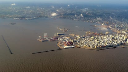 Vista aérea del puerto de Montevideo (Uruguay).