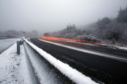 Protección Civil ha alertado de un temporal de viento polar y nieve que afectará hoy a gran parte de la península, con fuertes rachas de viento, un brusco descenso de las temperaturas y nieve en cota bajas. En la imagen, aspecto hoy de La Cañiza en Pontevedra