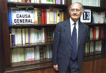 José María Mena, en su despacho. A la izquierda, la placa de la "causa general" abierta tras la Guerra Civil y que encontró hace tiempo en un armario.