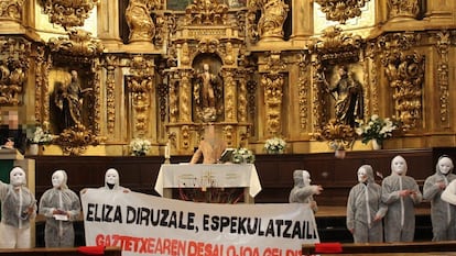 Un grupo de jóvenes enmascarados irrumpen en plena eucaristía en la iglesia de Zestoa, en una imagen obtenida de la Asamblea de jóvenes del municipio guipuzcoano.