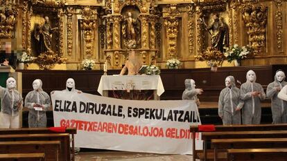 Un grupo de jóvenes enmascarados irrumpen en plena eucaristía en la iglesia de Zestoa, en una imagen obtenida de la Asamblea de jóvenes del municipio guipuzcoano.