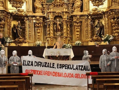 Un grupo de jóvenes enmascarados irrumpen en plena eucaristía en la iglesia de Zestoa, en una imagen obtenida de la Asamblea de jóvenes del municipio guipuzcoano.