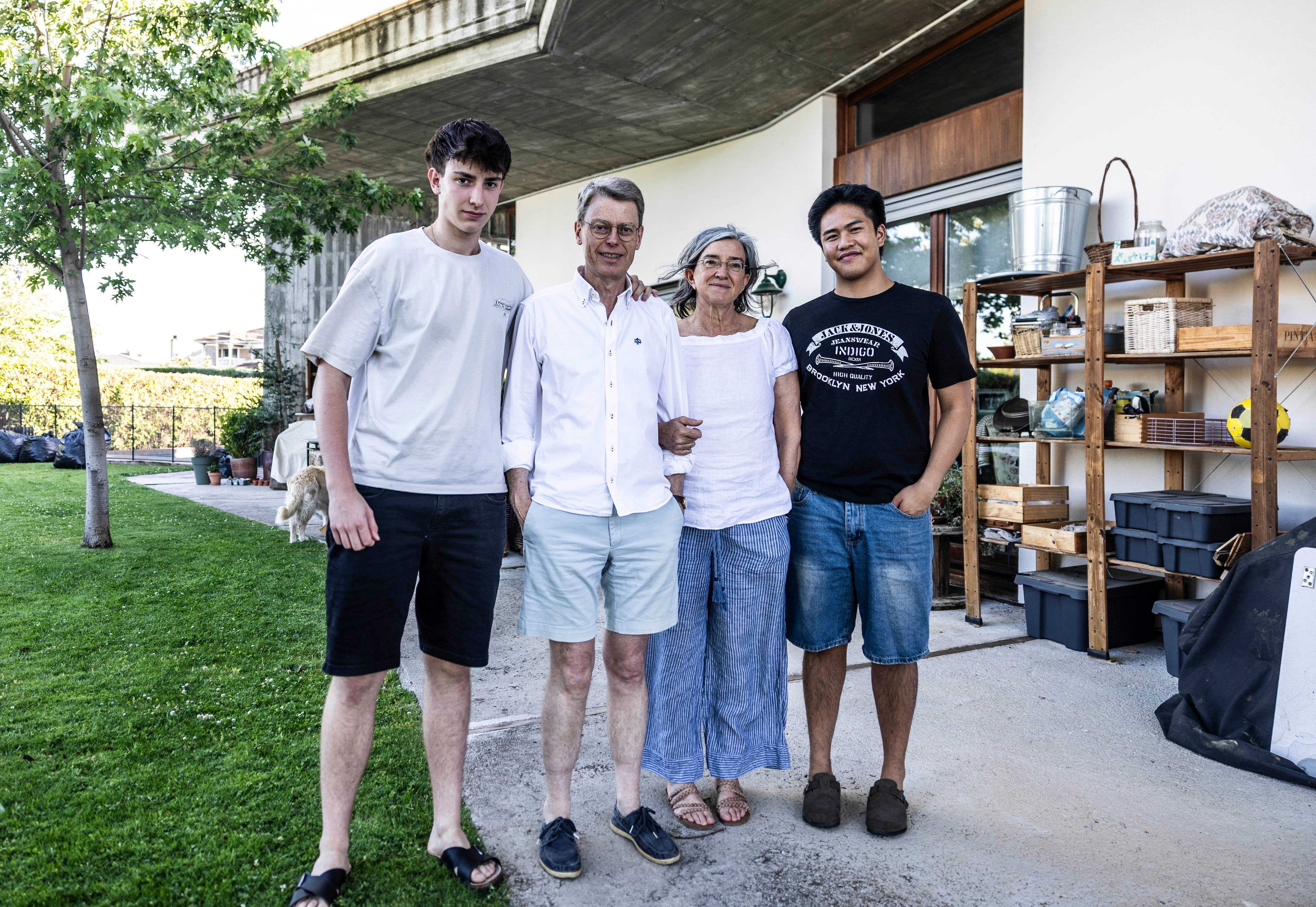 Javier e Irene (al centro) junto a su hijo menor (a la izquierda) y Evan (a la derecha), en su casa de Villanueva de la Cañada.