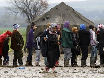 Un grupo de refugiados hace cola para recibir alimentos en el asentamiento provisional de Idomeni, en la frontera entre Grecia y Macedonia.