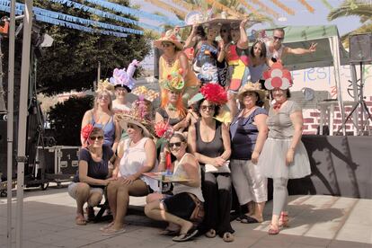 Un grupo de mujeres posan en la plaza de Todoque. Imagen cedida por Gregorio García.