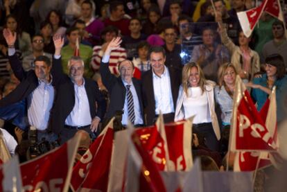 Patxi López, José Antonio Griñán, Pérez Rubalcaba, Rodríguez Zapatero, Trinidad Jiménez and Elena Valenciano at the rally in Málaga.