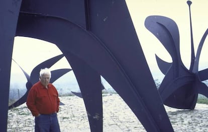 <strong> De qué tesoro hablamos.</strong> La Autoridad Portuaria de Nueva York solicitó en 1969 la realización de una gran escultura al norteamericano Alexander Calder, conocido sobre todo por sus móviles de piezas metálicas. Las tres planchas de acero inoxidable pintadas de rojo y unidas en una forma que recordaba a una hélice fueron colocadas en la plaza frente al World Trade Center, que aún estaba en construcción cuando se realizó el encargo. La obra medía casi ocho metros de altura. </p> <strong> Cómo desapareció y por qué nadie lo ha encontrado.</strong> Durante los ataques terroristas del 11-S no solo murieron casi 3.000 personas, sino que entre las pérdidas materiales hubo también un centenar obras de arte. Esta es la más conocida, y acaso la más valiosa, pero entre ellas había también un tapiz de Miró, por ejemplo. </p> <strong> Cuál es su valor.</strong> El total se estimó en unos 100 millones de dólares (81,5 millones de euros), pero sospechamos que podría ascender a bastante más. </p> En la imagen, Alexander Calder junto a algunas de sus esculturas.