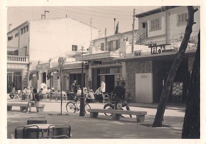 El Bar Mnaco al costat de Tito's a l'any 1963, a la pla?a Gomila de Palma de Mallorca, a una imatge cedida.