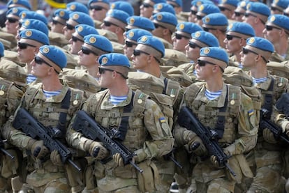 Soldados ucranios, durante un desfile militar el pasado agosto en Kiev.