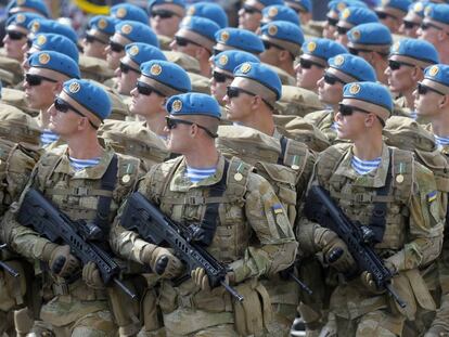 Soldados ucranios, durante un desfile militar el pasado agosto en Kiev.