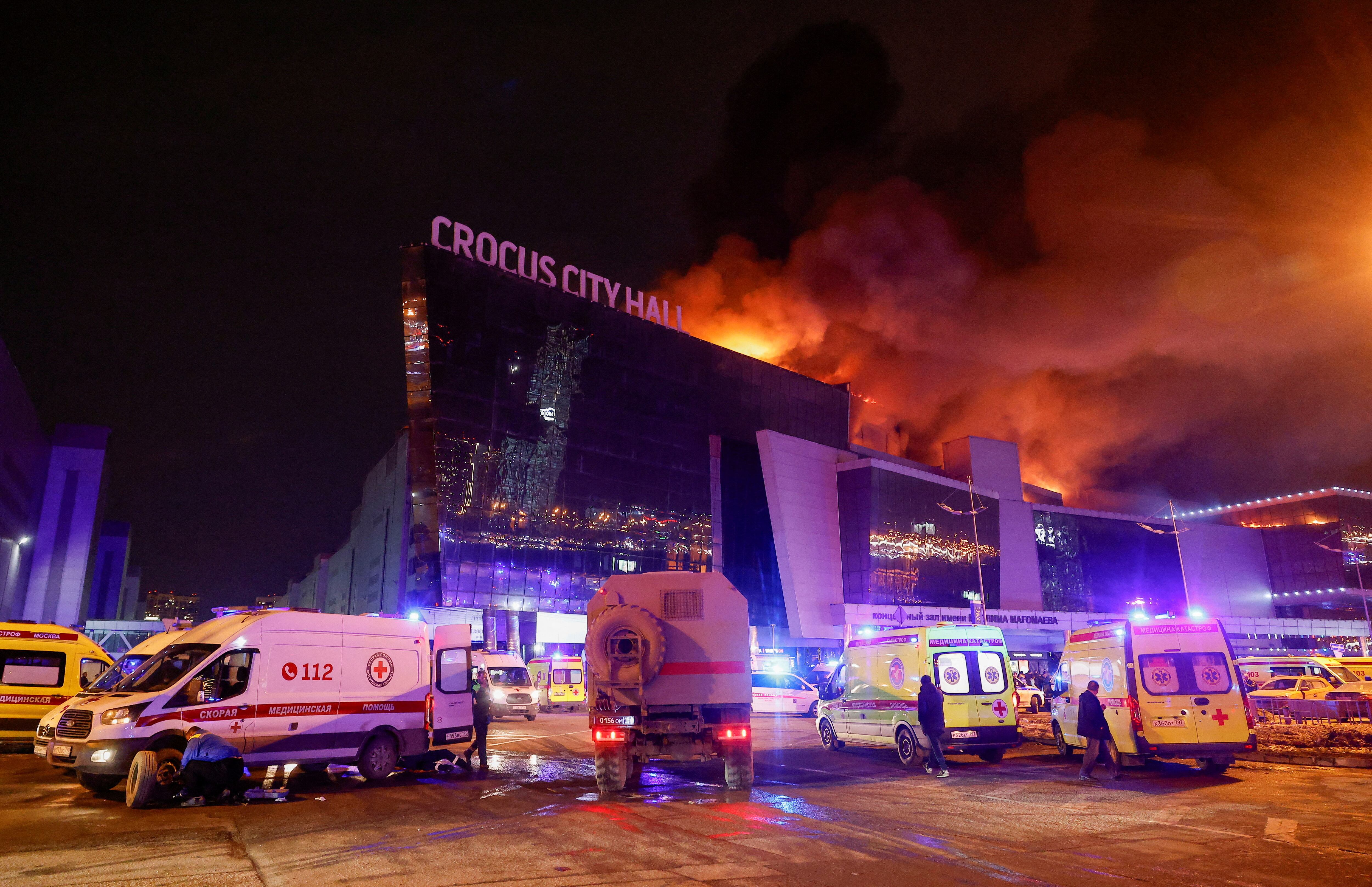 Multitud de ambulancias, a las puertas del incendiado Crocus City Hall, en Krasnogorsk, a las afueras de Moscú, tras el atentado del viernes. 