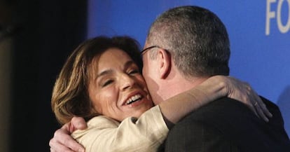 La alcaldesa de Madrid, Ana Botella, abraza al ministro de Justicia, Alberto Ruiz-Gallardón.