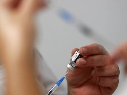 Dosis de la vacuna de Pfizer-BioNTech  en un centro de vacunación en Madrid