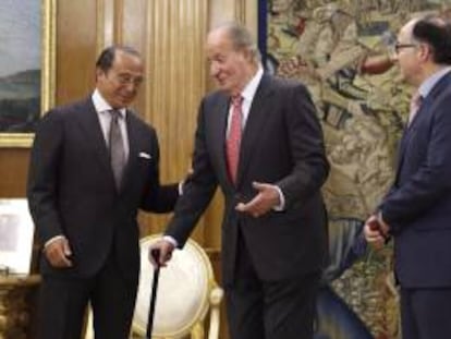 El Rey Juan Carlos conversa con el presidente de Iberia, Luis Gallego (d), y su antecesor en el cargo, Antonio Vázquez (i), a quienes ha recibido hoy en audiencia en el Palacio de la Zarzuela.