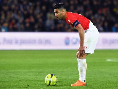 Falcao se lamenta durante el partido ante el PSG.