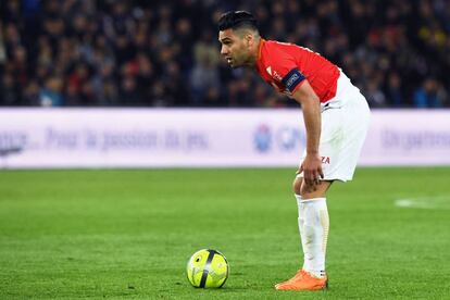 Falcao se lamenta durante el partido ante el PSG.