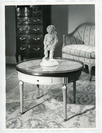Fotografía de una mesa de centro Luis XVI.
