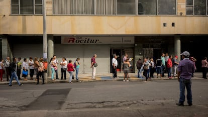 Personas hacen fila afuera de un centro de desempleo en Medellín, en mayo de 2016.