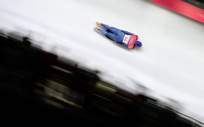 La británica Lizzy Yarnold compite en la disciplina de 'skeleton heat 3' femenino celebrado en el Centro de Deslizamiento de Pyeongchang, el 17 de febrero.
