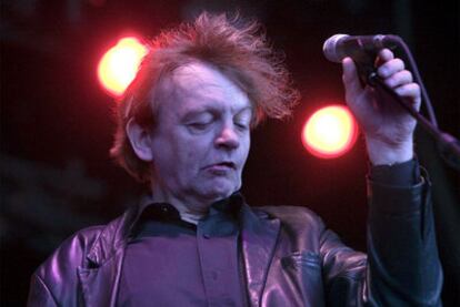 Mark E. Smith, líder de The Fall, en un momento de su actuación.