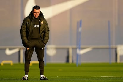 El entrenador del FCBarcelona, Xavi Hernández, durante un entrenamiento que el equipo azulgrana ha realizado en la ciudad deportiva Joan Gamper.