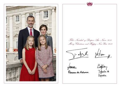 Los Reyes de España junto a sus dos hijas, la princesa Leonor y la infanta Sofía, han felicitado la Navidad con una imagen familiar desde el Palacio Real de Madrid. La instantánea fue obtenida durante la celebración de la Fiesta del 12 de Octubre, en una sesión fotográfica de la que también se obtuvo la primera foto oficial de Leonor de Borbón al cumplir 12 años. Esta es la felicitación más formal que envían el rey Felipe VI y la reina Letizia desde que cumplen juntos con esta tradición. Junto a la foto familiar, un mensaje: "Feliz Navidad y próspero año nuevo 2018", escrito en castellano y en inglés, junto con las cuatro rúbricas de la Familia Real.