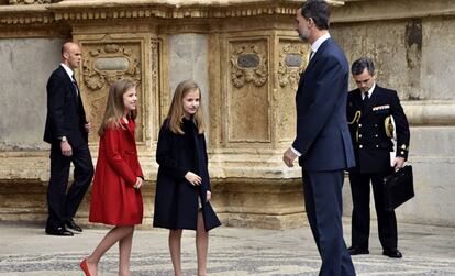 El rey Felipe junto a sus hijas, la princesa Leonor y la infanta Sofía,a su salida de la misa de Domingo de Resurrección.