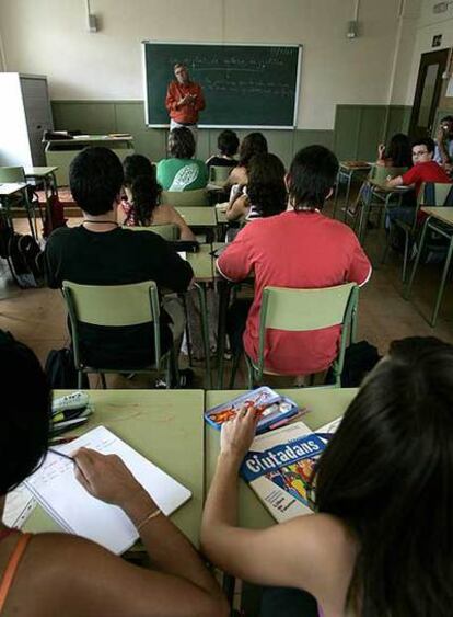 Alumnos de 3º de ESO del instituto Infanta de Aragón de Barcelona, durante una clase de Educación para la Ciudadanía.