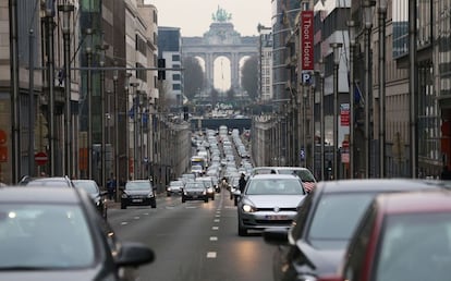 El tráfico vuelve dos días después a las calles cercanas a la estación de metro de Bruselas de Maelbeek, objetivo de los terroristas.