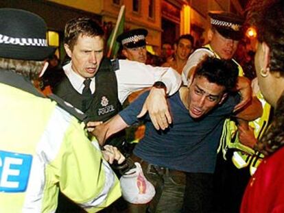 La policía británica detiene en Jersey a uno de los <i>hooligans</i> furiosos por la derrota ante Portugal.