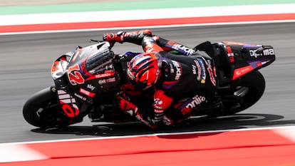 El piloto español de MotoGP Maverick Viñales, del equipo Aprilia Racing durante el primer entrenamiento libre del GP de Italia de Motociclismo en el circuito de Mugello, en Scarperia, centro de Italia.