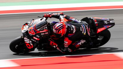 El piloto español de MotoGP Maverick Viñales, del equipo Aprilia Racing durante el primer entrenamiento libre del GP de Italia de Motociclismo en el circuito de Mugello, en Scarperia, centro de Italia.