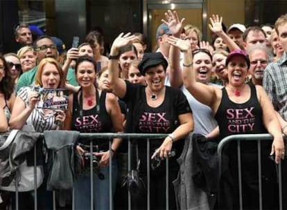Seguidoras de 'Sexo en Nueva York' asisten al estreno de la película en el neoyorquino Radio City Music Hall en 2008.