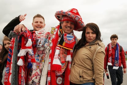 Aficionados del Bayern de Múnich posan para el fotógrafo antes de entrar en el estadio.