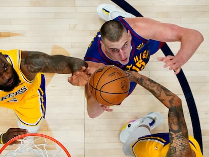 Nikola Jokic y LeBron James luchan por un rebote durante el primer encuentro de la serie.