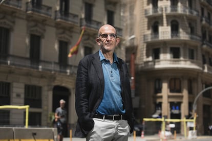 El historiador David Ballester, frente a la comisaría de la Policía en la Via Laietana de Barcelona.