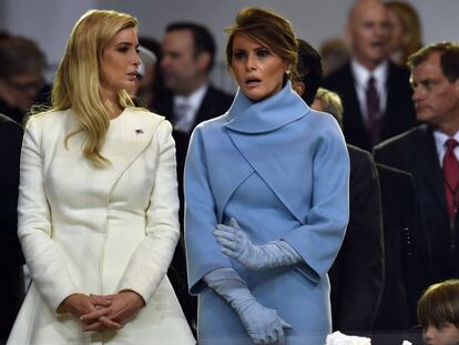 Melania Trump, de azul, junto con la primog&eacute;nita de Ivanka Trump.