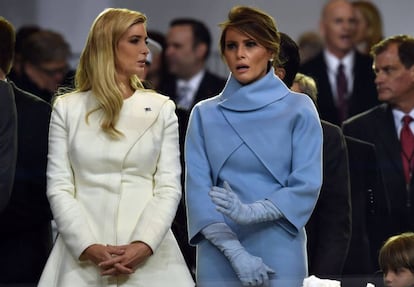 Melania Trump, de azul, junto con la primog&eacute;nita de Ivanka Trump.
