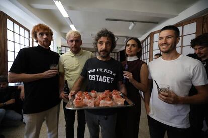 Desde la izquierda, Daniel Pérez Prada, Junio Valverde, Diego Guerrero, Verónica Echegui y Nacho Aldeguer, con 'El beso', un bocado que el público podrá disfrutar al comienzo de la función.